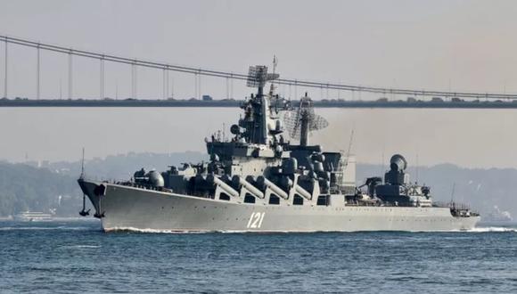 Aquí vemos al buque Moskva navegando por Estambul en junio de 2021. (Reuters).