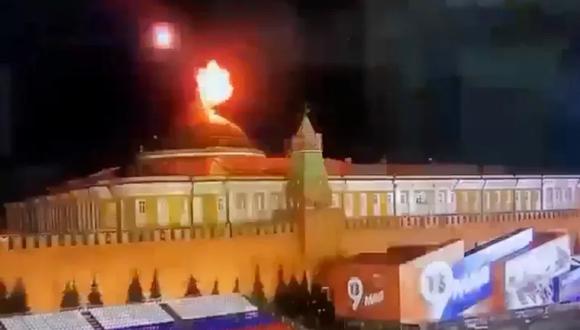 Una imagen fija tomada de un video que aparentemente muestra un objeto volador explotando en un intenso estallido de luz cerca de la cúpula del edificio del Senado del Kremlin  (Foto: Ostorozhno Novosti/Handout vía Reuters)