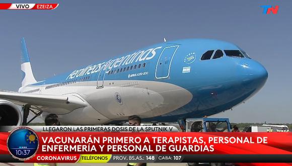 Imagen de la llegada de un avión a Argentina con las dosis de la vacuna rusa contra el coronavirus (Sputnik V). (Captura de video/YouTube).