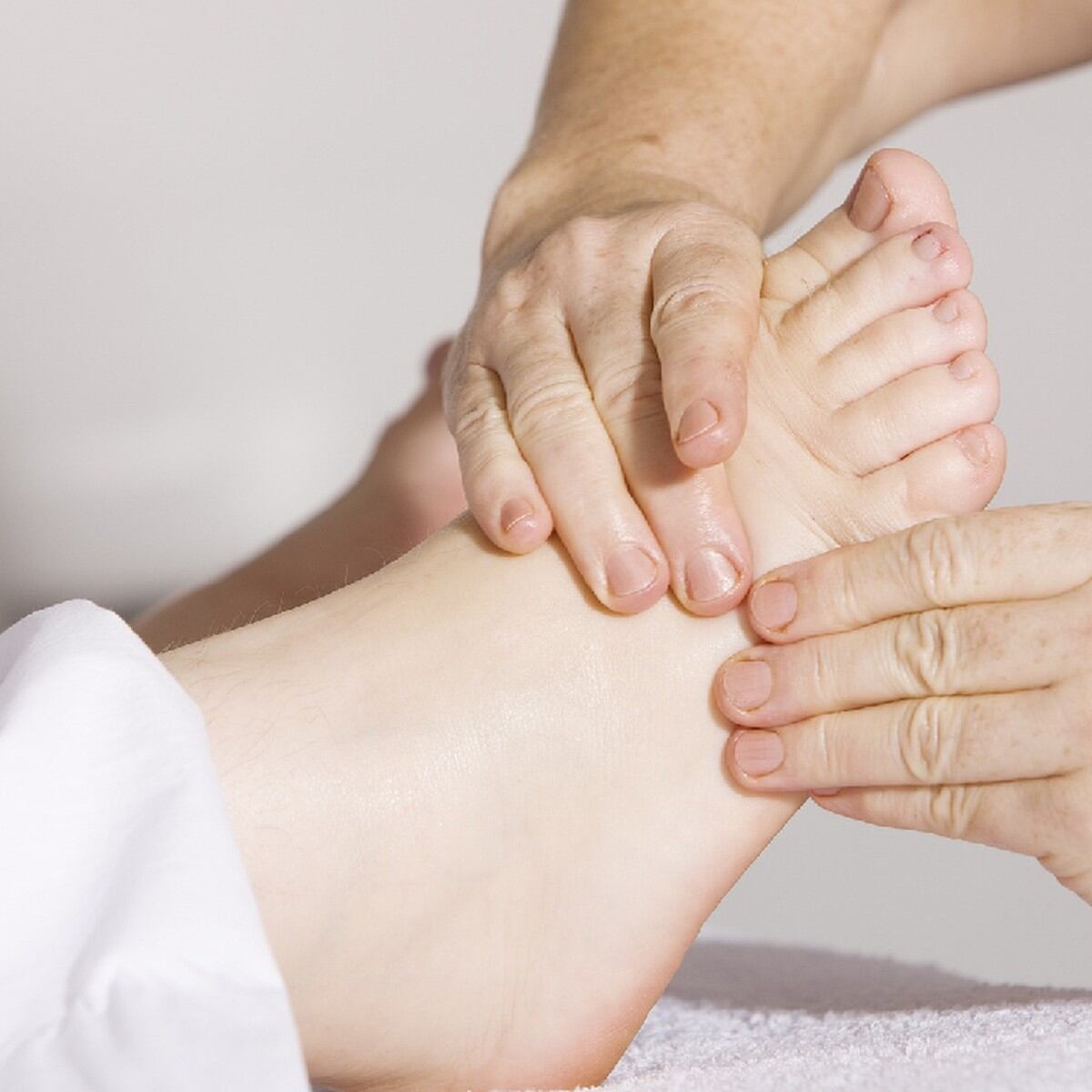 Los beneficios del masaje en los pies y técnicas fáciles