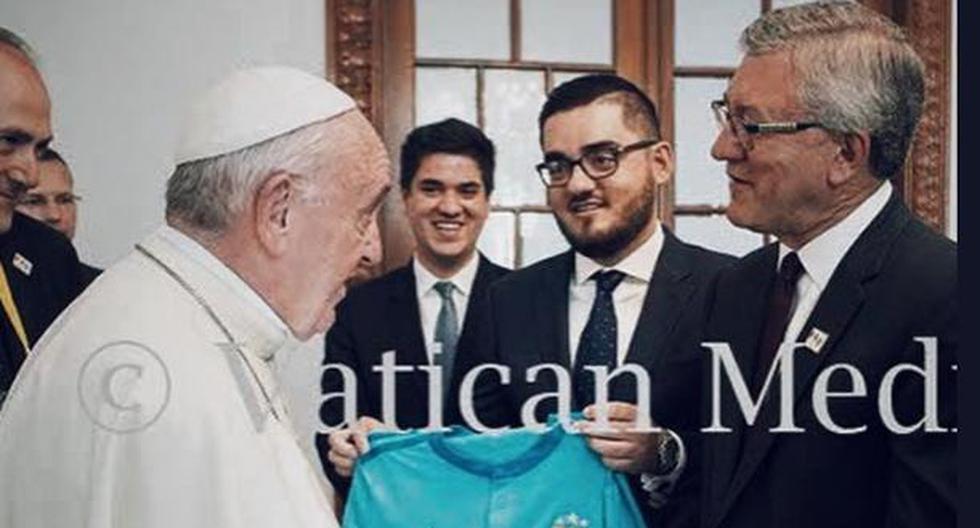 El sumo pontífice recibió la camisera de Sporting Cristal durante su estadía en Lima | Foto: Twitter