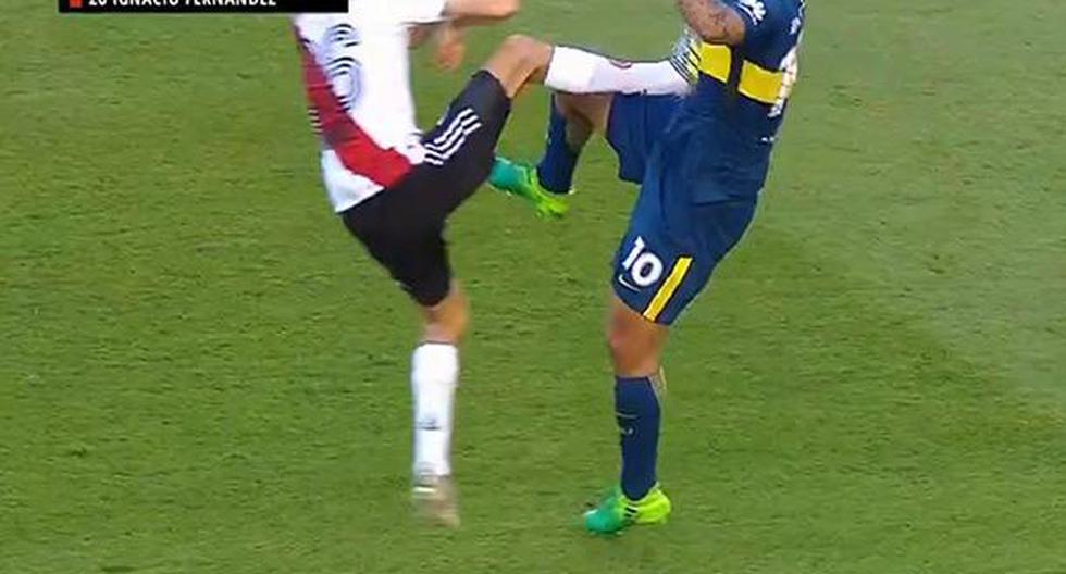 Brutal falta contra el jugador de Boca Juniors, el colombiano Edwin Cardona en el clásico contra River Plate. (Video: Fox Sports 2 - YouTube)