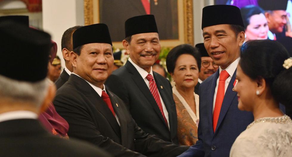 Joko Widodo y Prabowo Subianto se dan la mano durante la ceremonia de inauguración en el palacio del Estado en Yakarta. (AFP)