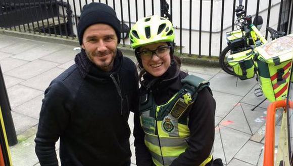 Beckham lleva té y café a un paciente que esperaba ambulancia