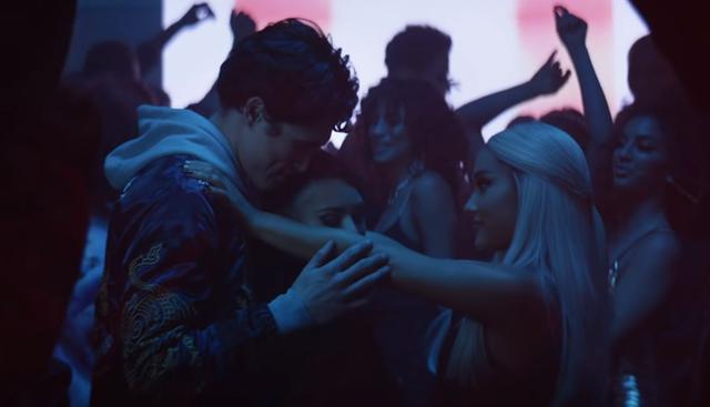 Charles Melton, estrella de Riverdale, es el protagonista del video de "Break up with your girlfriend, i'm bored", la nueva canción de Ariana Grande. (Foto: Captura de YouTube)