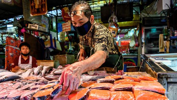 China evitó el salmón importado tras un supuesto vínculo con el nuevo brote de coronavirus en Beijing. Foto: FP / Mladen ANTONOV