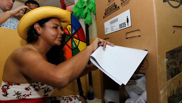 Diane Rodriguez, integrante de la comunidad transg&eacute;nero, vota en Guayaquil. (Foto: Reuters)