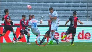 Anderson Santamaría recibió una fuerte falta en el Atlas vs. Cruz Azul por la Liga MX | VIDEO