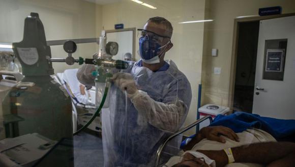 Un trabajador de la salud ajusta un tanque de oxígeno en la unidad de cuidados intensivos (UCI) de covid-19 en el Hospital Municipal Evandro Freire en Río de Janeiro, Brasi. (Foto: Archivo /André Coelho/Bloomberg).