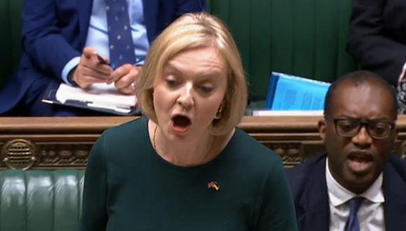 La primera ministra de Reino Unido, Liz Truss, abre un debate sobre los costos de energía en la Cámara de los Comunes. (AFP).