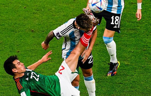 Lisandro Martínez received a kick to the face after a maneuver by Hirving Lozano.  (Photo: EFE)