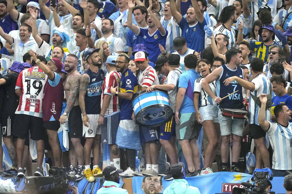 Aficionados durante el partido de fútbol final de la Copa del Mundo entre Argentina y Francia en el Estadio Lusail en Lusail, Qatar, el domingo 18 de diciembre de 2022. (Foto AP/Frank Augstein)