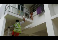 Singapur: Obreros rescataron a niña que estaba por caer