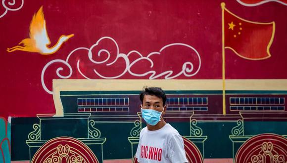 Una persona que usa mascarilla facial para protegerse del coronavirus camina por una calle de Shanghai, China. (Foto: EFE/EPA/ALEX PLAVEVSKI).