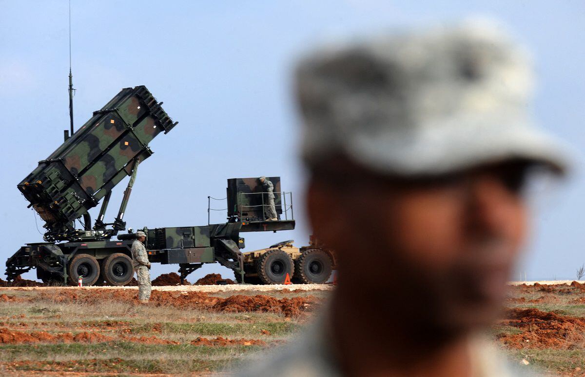 US soldiers stand near a Patriot missile system at a Turkish military base in Gaziantep, on February 4, 2013. (Photo by Bulent KILIC/AFP)