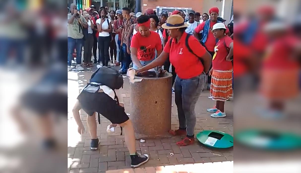 Un joven arrasa en la Red por recoger la basura que dos mujeres arrojan al suelo una y otra vez. (YouTube / Ruan Bentley)