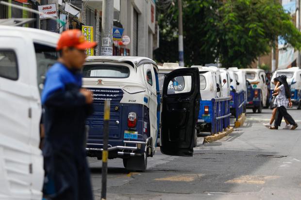 Las mototaxis solamente pueden prestar servicios en aquellas vías que determinan las municipalidades distritales, donde no exista o haya un deficiente servicio de transporte público urbano masivo. (Foto: Julio Reaño)