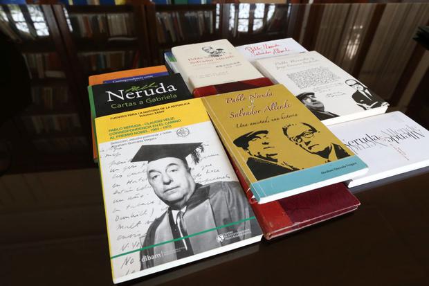 Books about Pablo Neruda written by the diplomat and 'nerudian' Abraham Quezada.  (Photo: Alessandro Currarino / GEC)