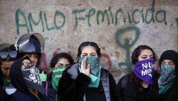Mujeres protestan contra la actitud del presidente Andrés Manuel López Obrador (AMLO) ante la ola de feminicidios en México. (REUTERS/Gustavo Graf).