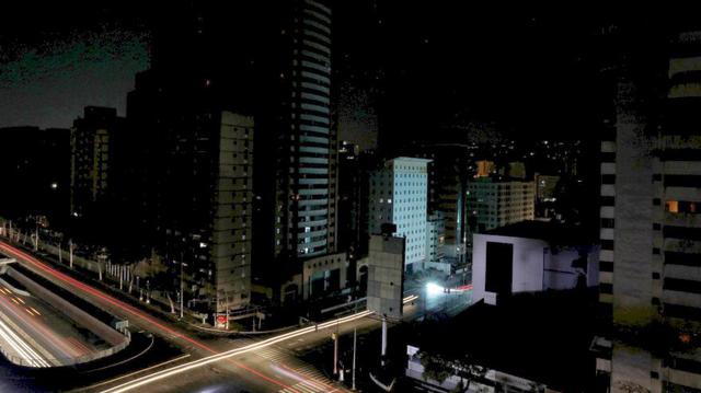 Apagón en Venezuela | Caos, desabastecimiento y muertes: El país petrolero vive más de 60 horas sin energía. (Reuters)