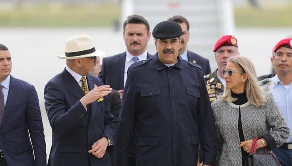 El presidente de Venezuela, Nicolás Maduro (centro), y la primera dama, Cilia Flores (derecha), llegan al aeropuerto de Esenboga en Ankara, Turquía, el 2 de junio de 2023. (Foto de MARCELO GARCIA / Presidencia de Venezuela / AFP )