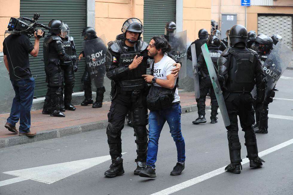 Un manifestante es detenido durante una jornada de protesta en Quito. (EFE/ José Jácome).