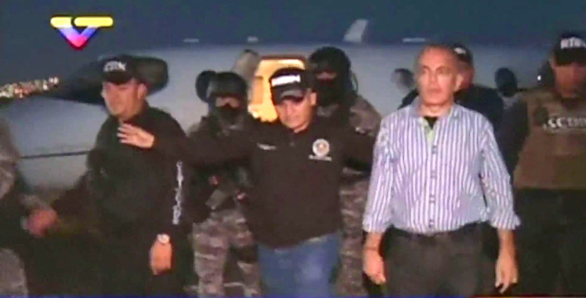 The Bolivarian National Guard and intelligence officers arrest Manuel Rosales at Maracaibo international airport, on October 15, 2015. (AFP).