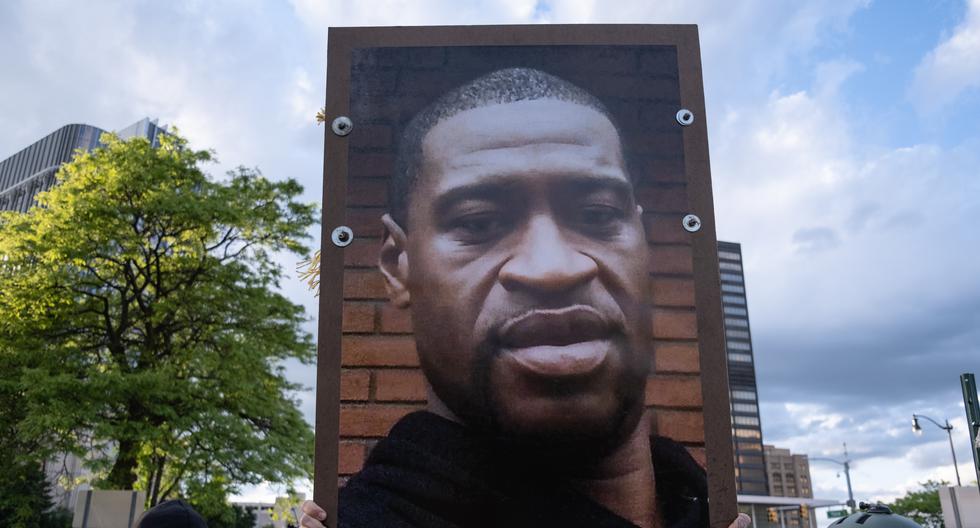 Un manifestante sostiene un retrato de George Floyd durante una protesta en Detroit, Michigan. (Foto: SETH HERALD / AFP).