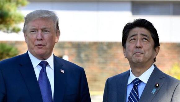 Donald Trump junto a Shinzo Abe, primer ministro de Japón, un aliado de EE.UU. en la región.