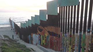 Pintan mural de 2 km en la valla fronteriza entre México y Estados Unidos [VIDEO]