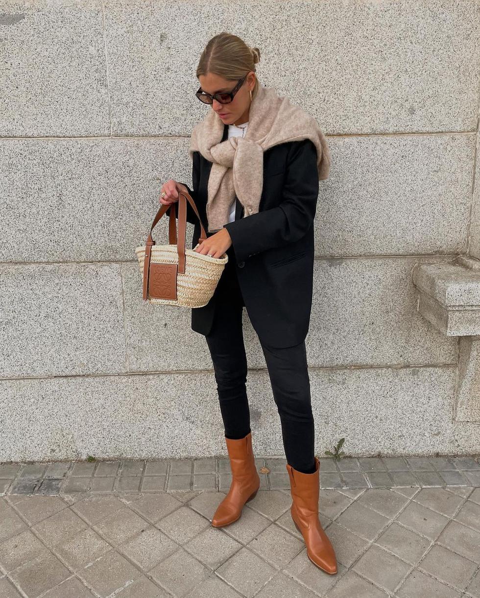 10 outfits casuales con chaleco negro para mantenerte abrigada en invierno