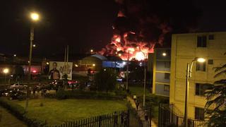 Callao: fuego en almacén de Av. Bertello fue confinado, pero bomberos siguen trabajando