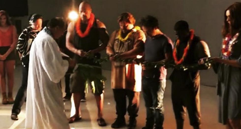 Dwayne Johnson reune a sus amigos para rezar antes de filmar \'Jumanji\'. (Foto: Instagram)