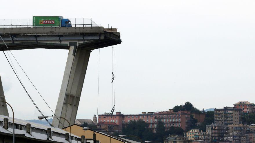 Italia: Camión quedó al borde del abismo tras desplome de puente en Génova. (Foto: Reuters)