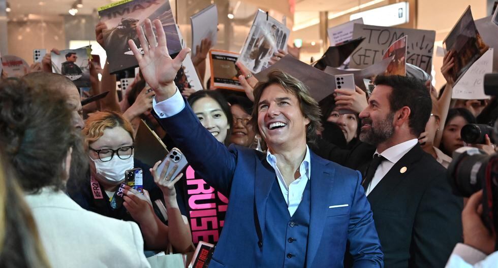 El actor estadounidense Tom Cruise saluda a los fans durante la alfombra roja de la película "Misión Imposible: Sentencia mortal - parte 1" en Seúl, Corea del Sur.