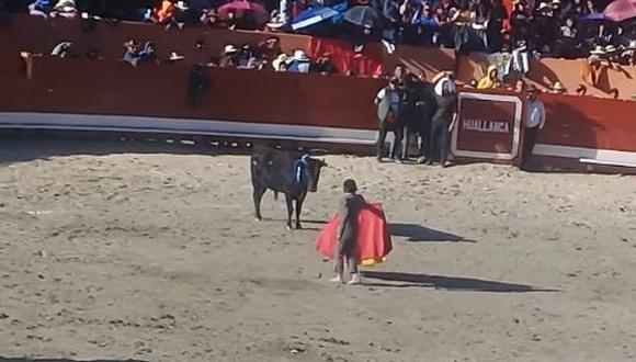 Este es un niño torero que participó en una corrida de toros en el 2019. La tarde taurina fue en coso taurino del distrito de Huallanca, provincia de Bolognesi, en la región Áncash (Captura de video)