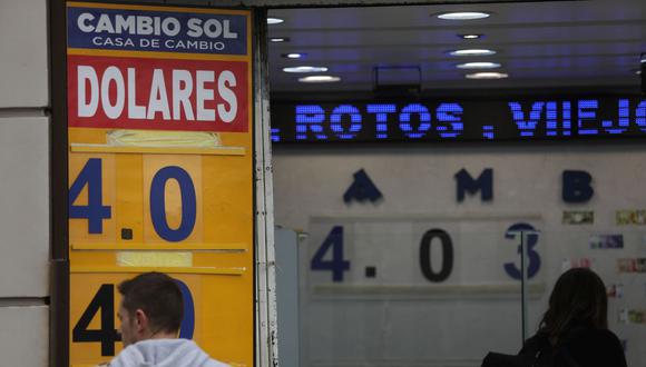 En el mercado paralelo o casas de cambio de Lima, el tipo de cambio se cotizaba a S/4,010 la compra y S/4,040 la venta de cada dólar. (Foto: Julio Reaño / GEC)