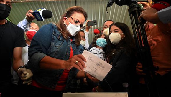 La candidata presidencial por el partido Libertad y Refundación (LIBRE), Xiomara Castro, emite su voto durante las elecciones generales en Honduras. (ORLANDO SIERRA / AFP).