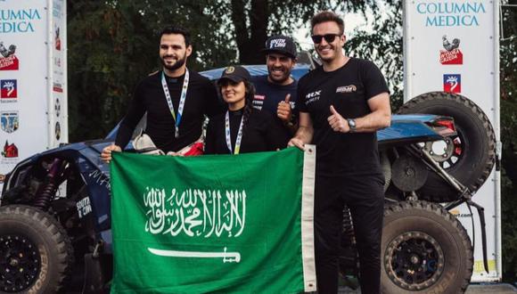 Ashley, a la izquierda, con el equipo con el que corre en Arabia Saudí y el mundial.