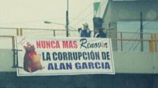 Pancarta con frase contra Alan García fue mostrada esta mañana en la Vía Expresa