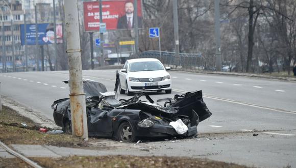 Los restos de un vehículo yace en una carretera después de una escaramuza entre las fuerzas ucranianas y un grupo de asalto ruso en la capital ucraniana de Kiev el 25 de febrero de 2022. (Foto: Serguéi SUPINSKY / AFP)