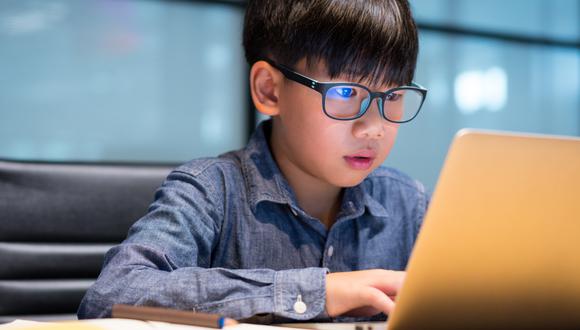 Es importante que los padres no se conformen con lo que sus hijos están aprendiendo en las clases virtuales, ya que deben ayudarlos a reforzar los conocimientos adquiridos. Hoy en día existen diversos espacios educativos, los cuales son excelentes para fomentar el aprendizaje, pero de una manera lúdica y divertida. (Foto: Shutterstock)
