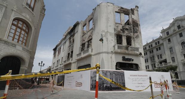 MARTES 25 DE DICIEMBRE DEL 2018

A dos meses del incendio en el historico inmueble de la plaza San Martin, una de las pollerias que funcionaba en el lugar ha cercado el edificio y ha colocado carteles anunciando una posible reapertura.

FOTOS: RENZO SALAZAR