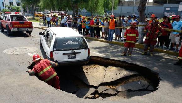 Trujillo: pista se abre y casi se 'traga' una camioneta