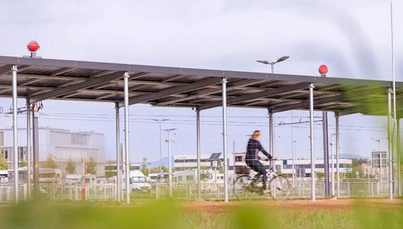 Carril para bicicletas cumple varias funciones gracias a un techo con paneles solares. (Foto: somoselectricos.com)