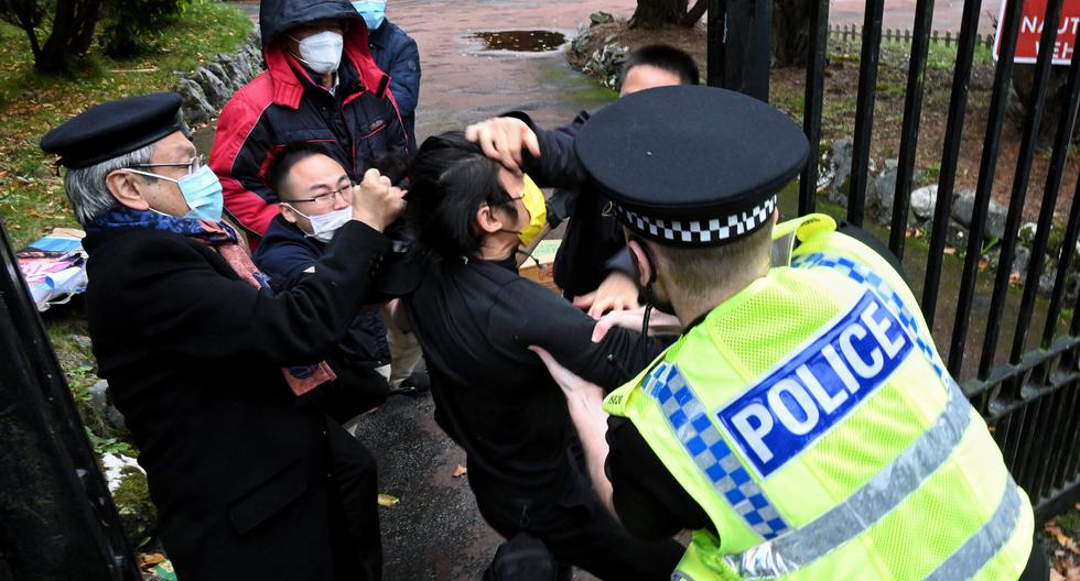 Fotografía del 16 de octubre del 2022 que muestra el incidente entre la policía británica, un manifestante prodemocracia y el consulado de China en Mánchester. AFP