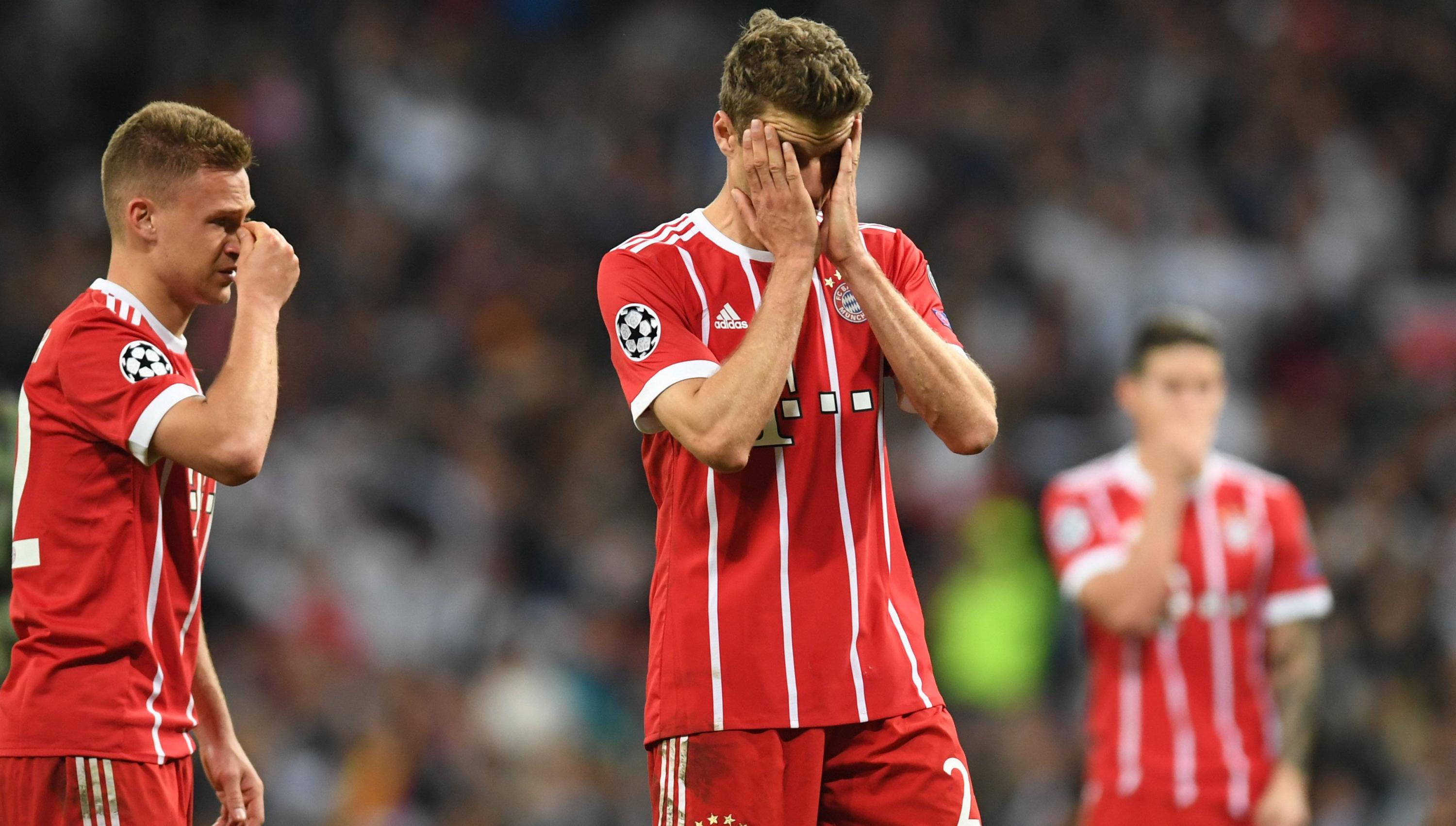 Kimmich y Müller lamentándose tras el pitazo final. (Foto: AFP)