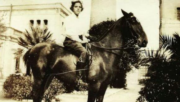 Caridad, hacia 1910. Caridad era una magnífica amazona y se jactaba de haber sido la primera mujer española en cabalgar a horcajadas. (Foto: cortesía de Jean Dudouyt)