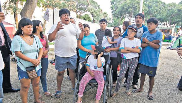 Las padres y algunos menores enfermos duermen en carpas a un costado de la Av. Salaverry. (Foto: Jessica Vicente)