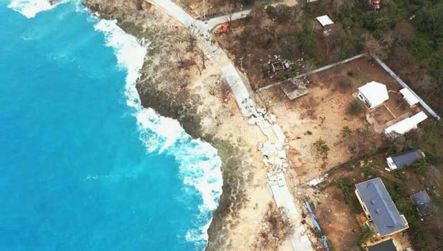 El presidente de Colombia, Iván Duque, llegó este martes a la isla de San Andrés, golpeada el lunes por el paso del huracán Iota, de categoría 5. (AFP / Michael Arevalo).
